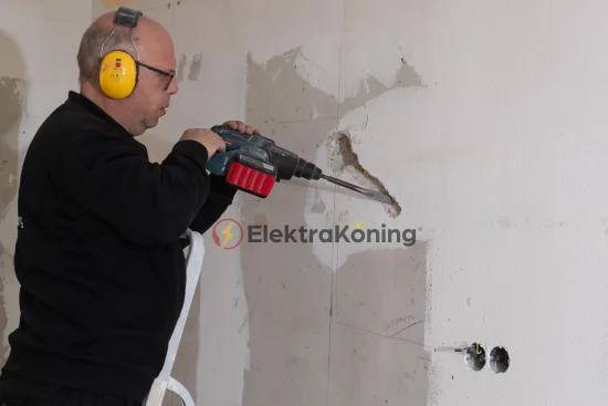 Stroomkabel geraakt met boren